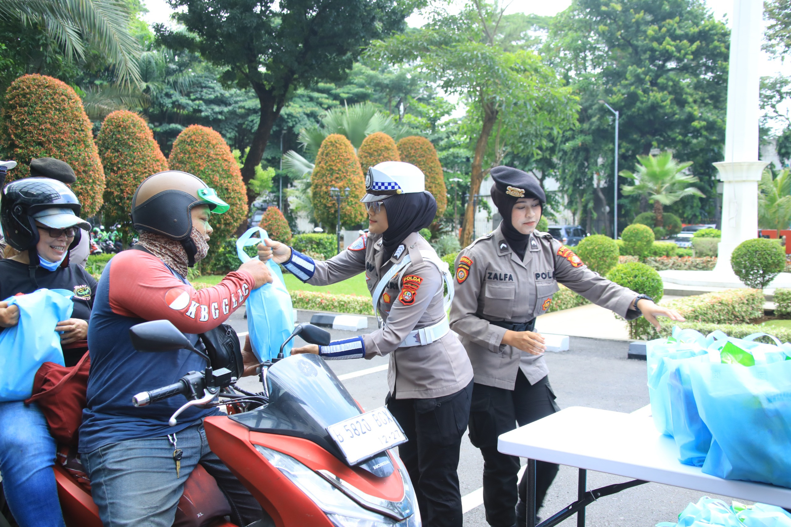 Polda Metro Jaya Gelar Jum’at Peduli, Ajak Komunitas Ojek Online Jaga Jakarta