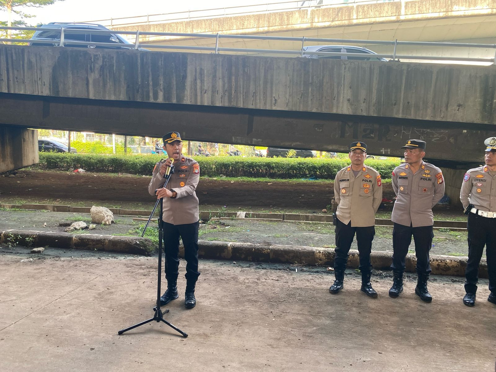 Polsek Kelapa Gading Kawal Keberangkatan Buruh Menuju HUT KSPSI ke-52 di GBK