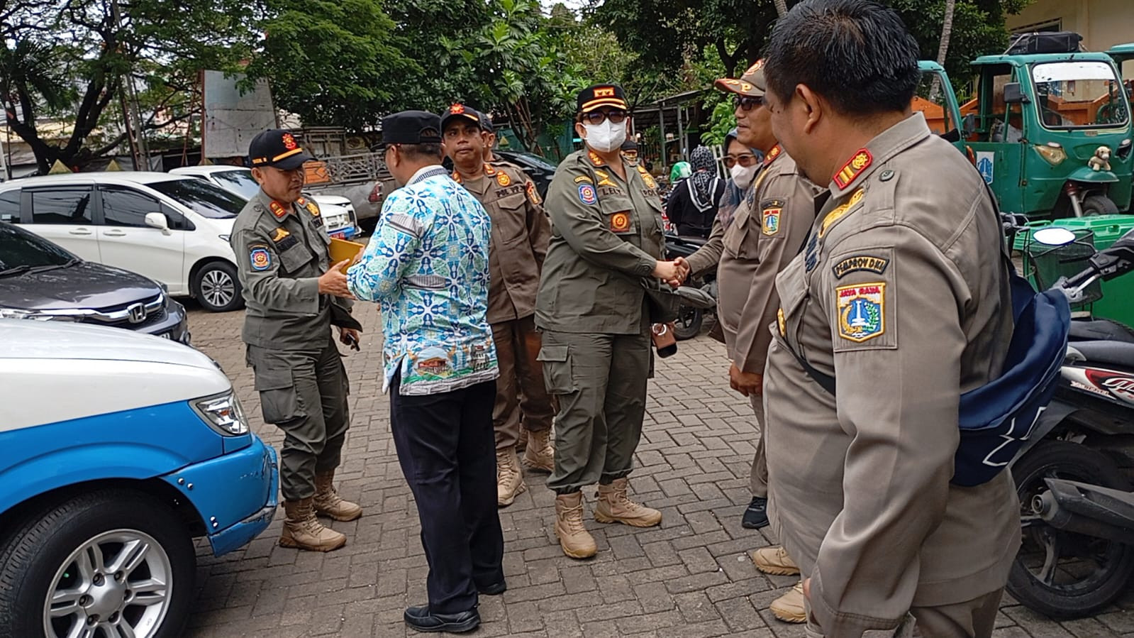Grecep! Lurah Sukarmin Bersama Satpol PP Rapikan PKL yang Tutup Akses Jalan Warga