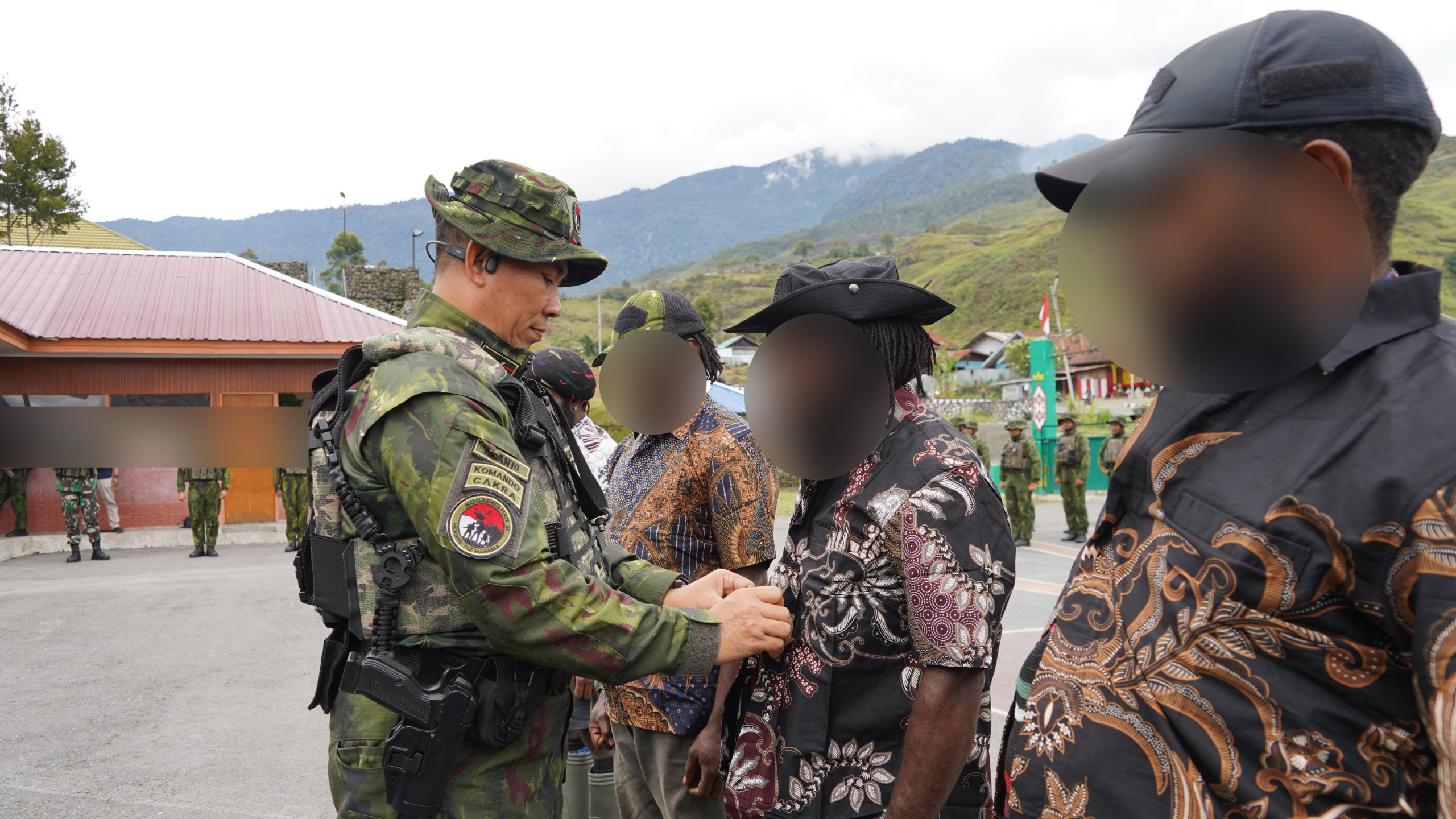 Memilih Jalan Damai, Empat Anggota OPM Puncak Jaya Serahkan Senjata kepada Pangkoops TNI Habema dan Kembali ke Masyarakat