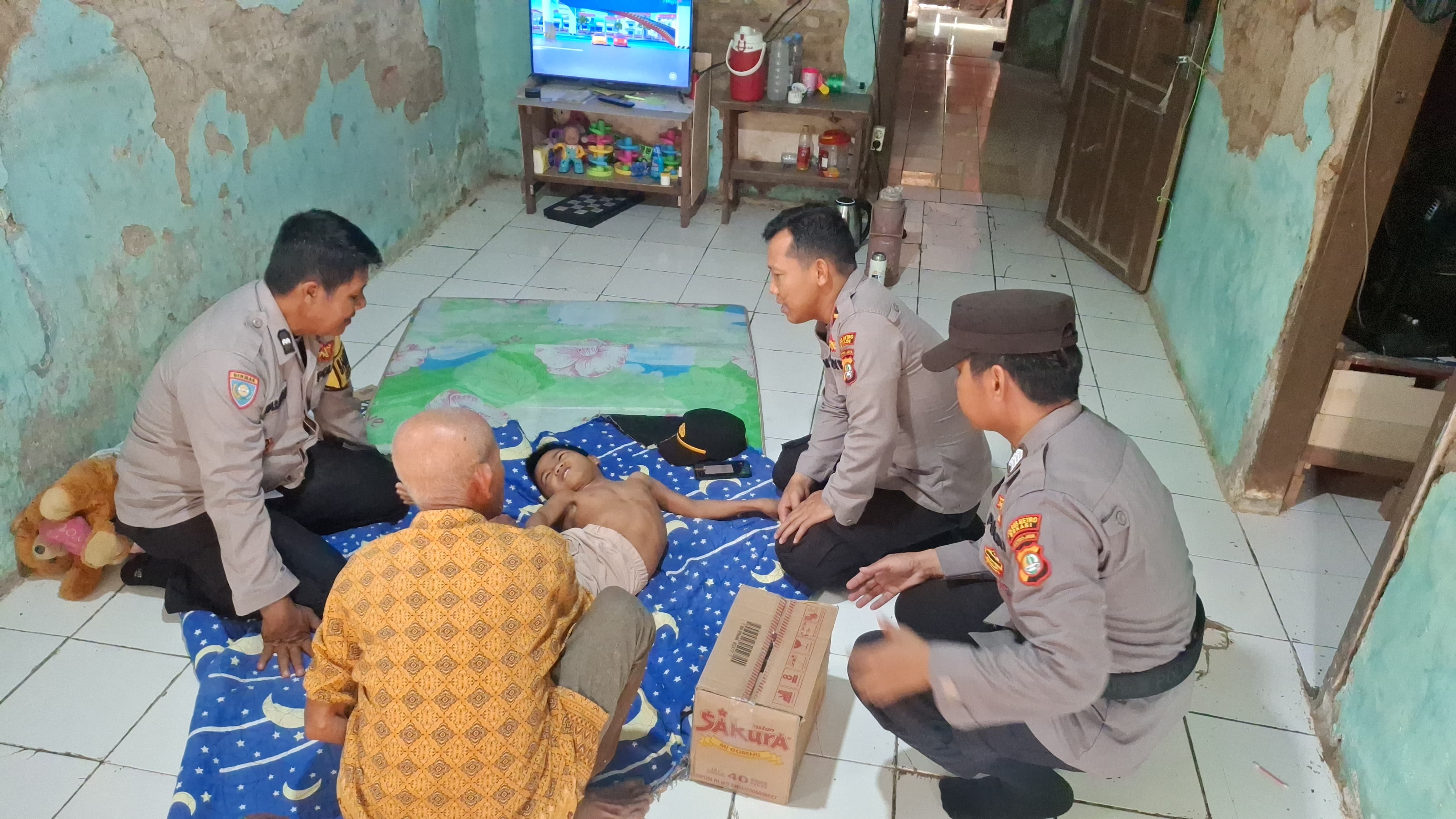 Polisi Peduli, Polsek Cabangbungin Gelar Jumat Berkah Bantu Anak Penderita Celebral Palsy