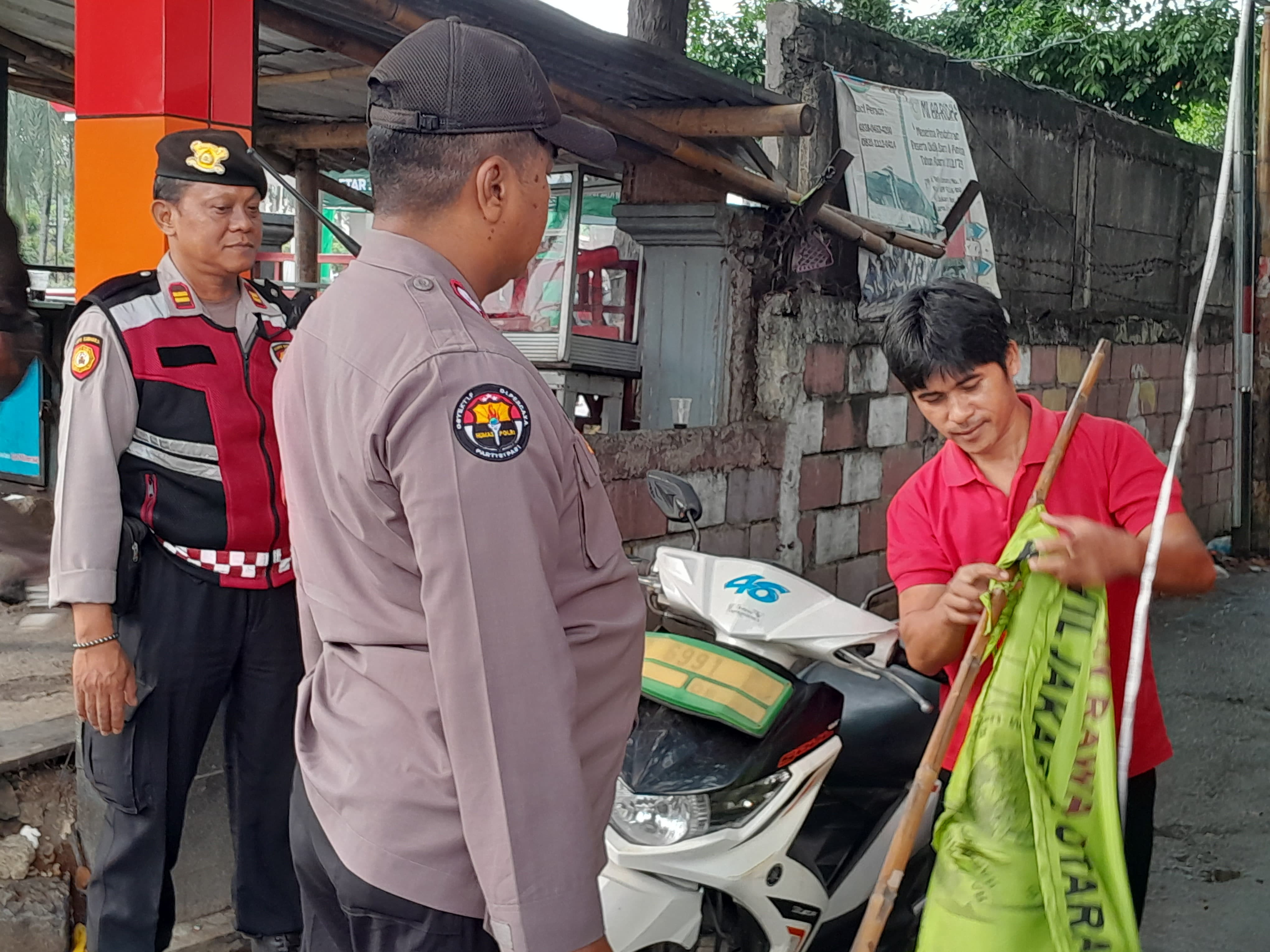 Polsek Kelapa Gading Tertibkan Atribut Ormas yang Melanggar Aturan