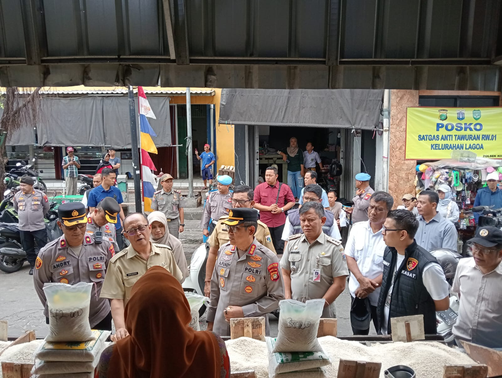 Kapolres Metro Jakarta Utara Cek Harga dan Ketersediaan Bahan Pokok di Pasar Waru Selama Ramadhan