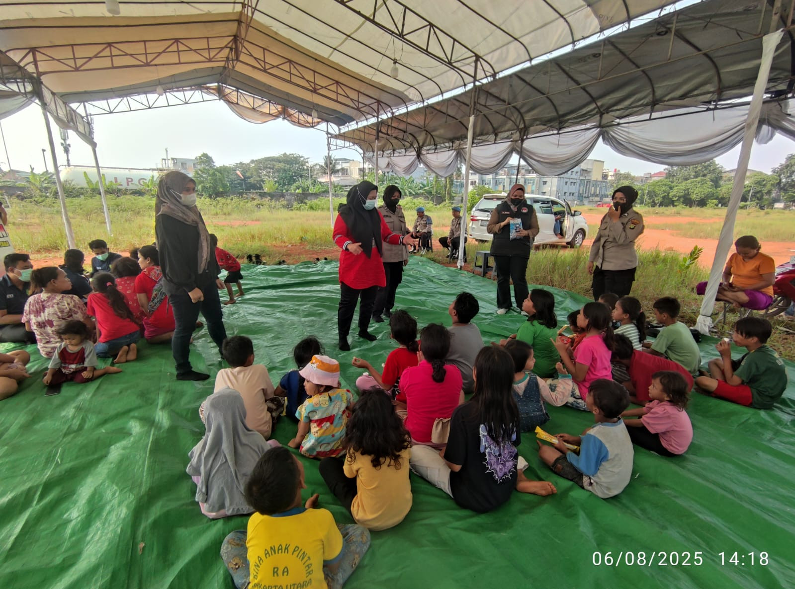 Polwan Polres Metro Jakarta Utara Gelar Trauma Healing untuk Korban Kebakaran di Penjaringan