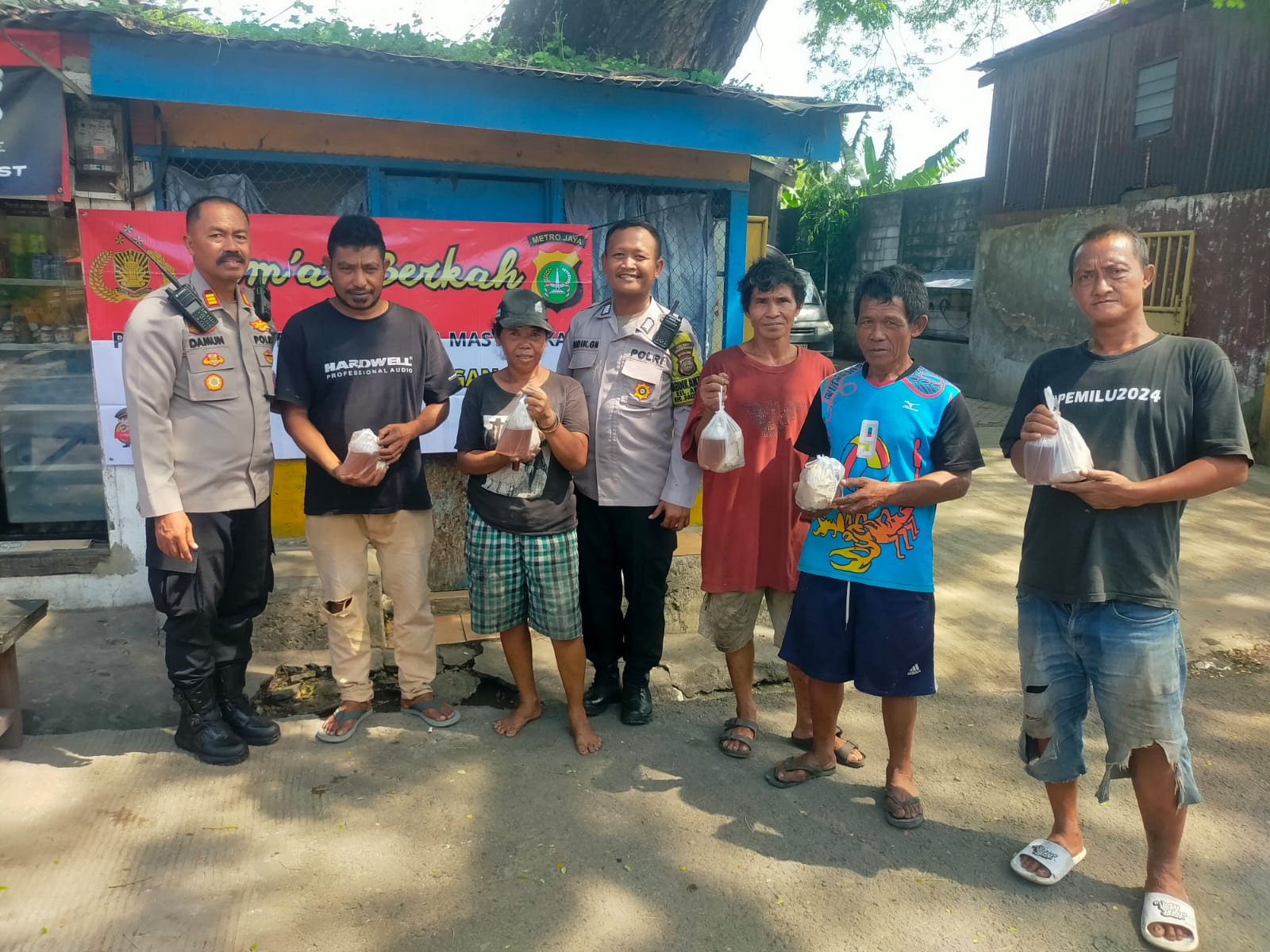 Polsek Pademangan Gelar Kegiatan Jum’at Berkah, Bagikan Nasi Bungkus ke Petugas Kebersihan