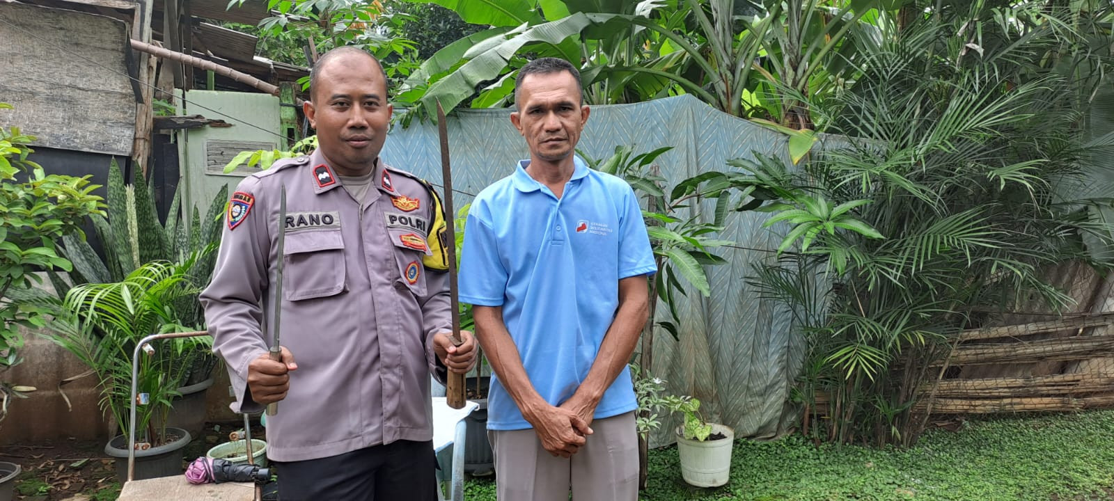Warga Jatimekar Serahkan Dua Pedang, Dukungan Positif untuk Himbauan Kamtibmas Polres Metro Bekasi Kota
