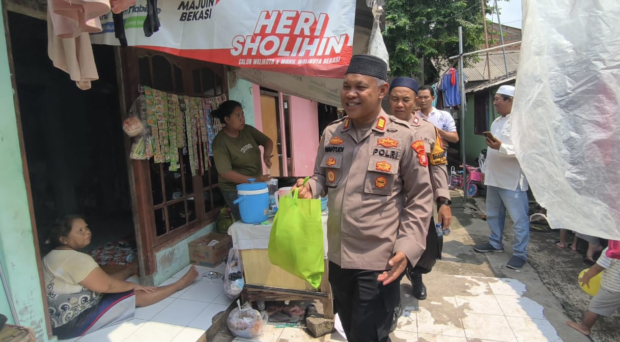 Jumat Berkah di Akhir Tahun, Kapolsek Bekasi Barat Sambangi Warga Lansia