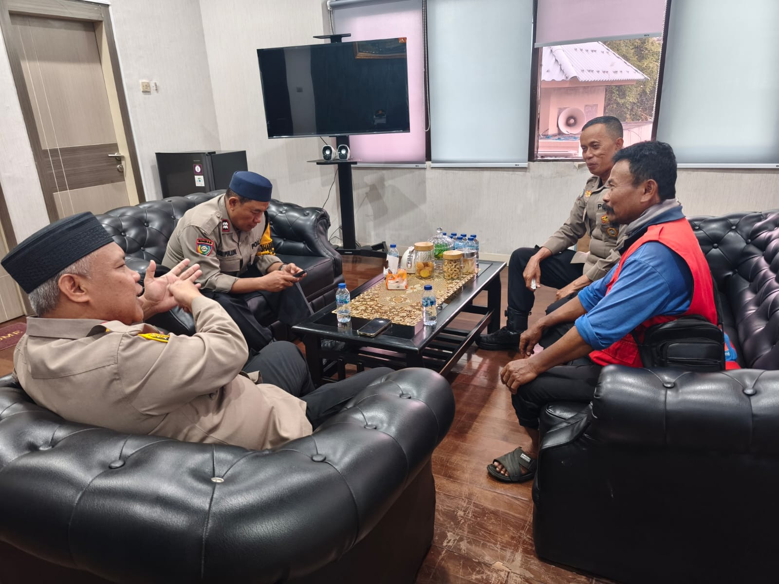 Empati dan Pelayanan Masyarakat Kapolsek Bekasi Barat Bantu Ganti Rugi Pedagang Es Krim Keliling