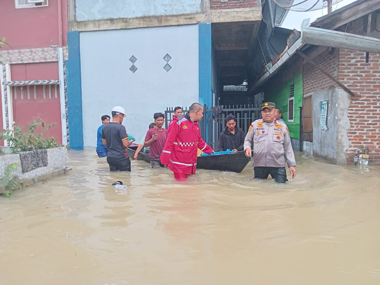 Polri Bantu Warga di Sejumlah Pemukiman Yang Terdampak Banjir di Batuphat Barat