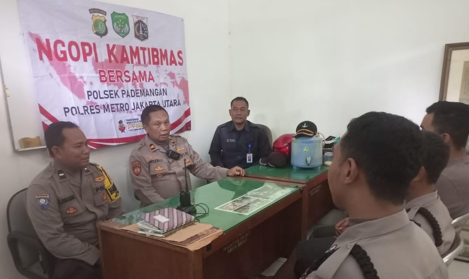Warga RW 11 Ancol Ngopi Bareng Polisi, Bahas Keamanan Lingkungan