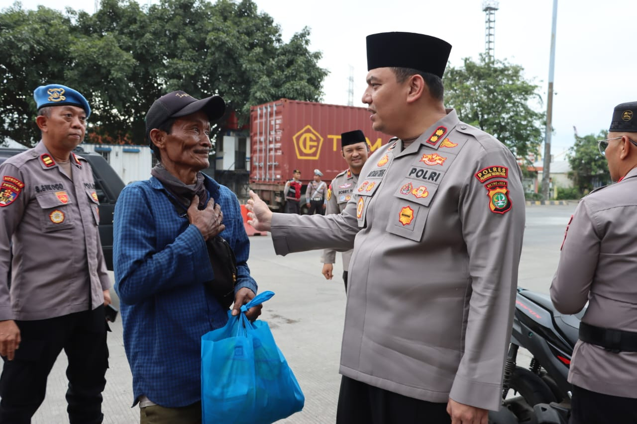 Polres Pelabuhan Tanjung Priok Bagikan Sembako Kepada Buruh Pelabuhan