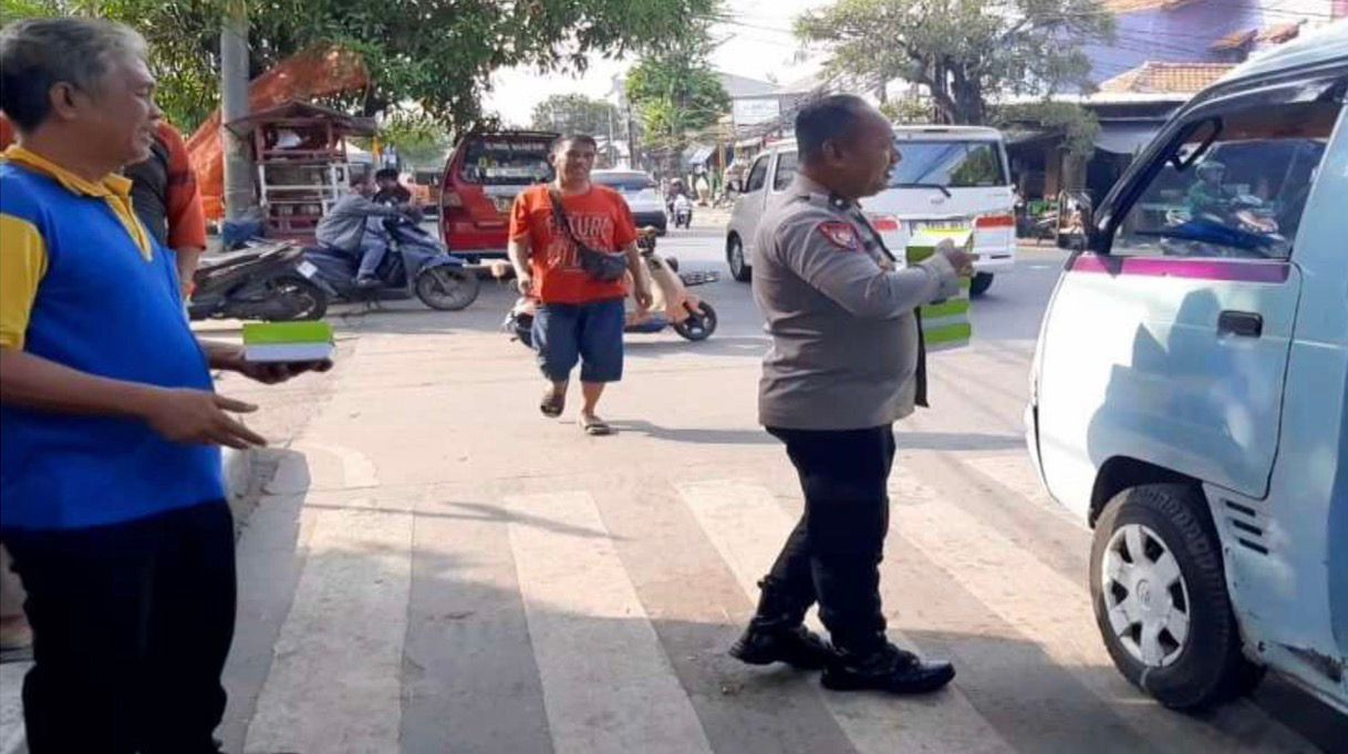 Polsek Koja Gelar Jumat Peduli, Bagikan Makanan Bergizi Gratis untuk Warga
