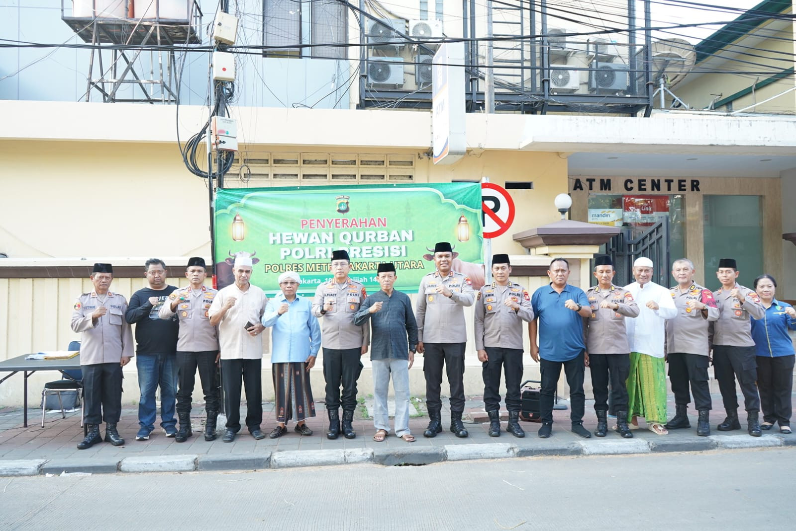 Polres Metro Jakarta Utara Serahkan 80 Hewan Qurban untuk Warga Kurang Mampu dan Slum Area