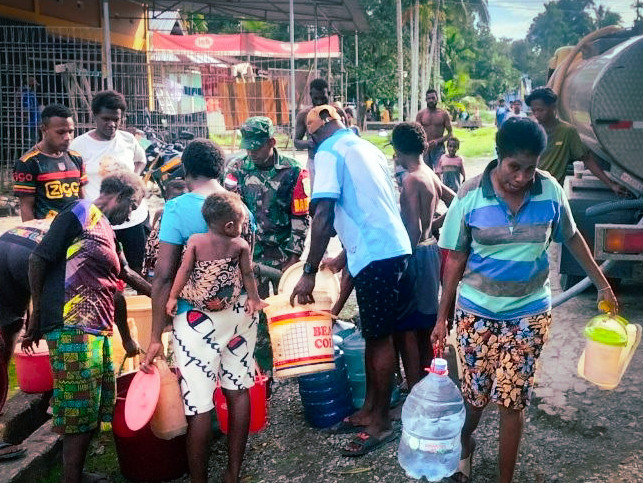 Koramil 1710-07/Mapurujaya Salurkan Bantuan Air Bersih untuk Warga Kampung Mwuare