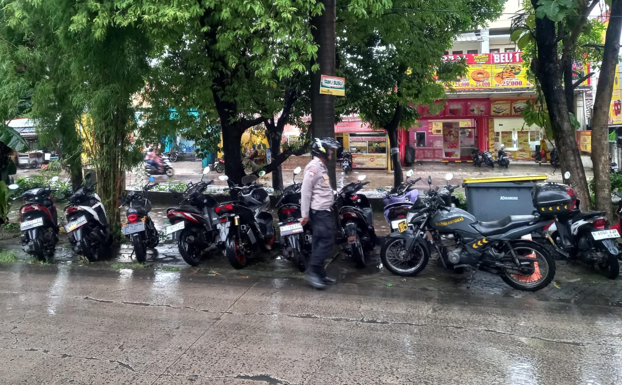 Antisipasi Dampak Curah Hujan Tinggi, Bhabinkamtibmas Polsek Rawalumbu Sisir Bantaran Saluran Air