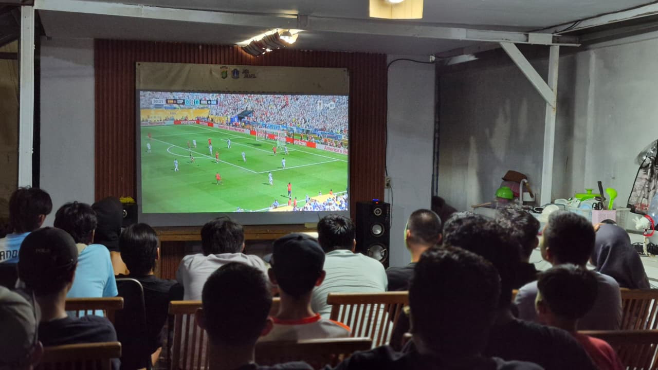 Nobar Final Piala Dunia 2026, Polres Kepulauan Seribu Ajak Warga Jaga Kamtibmas dan Sosialisasikan Layanan Polisi 110