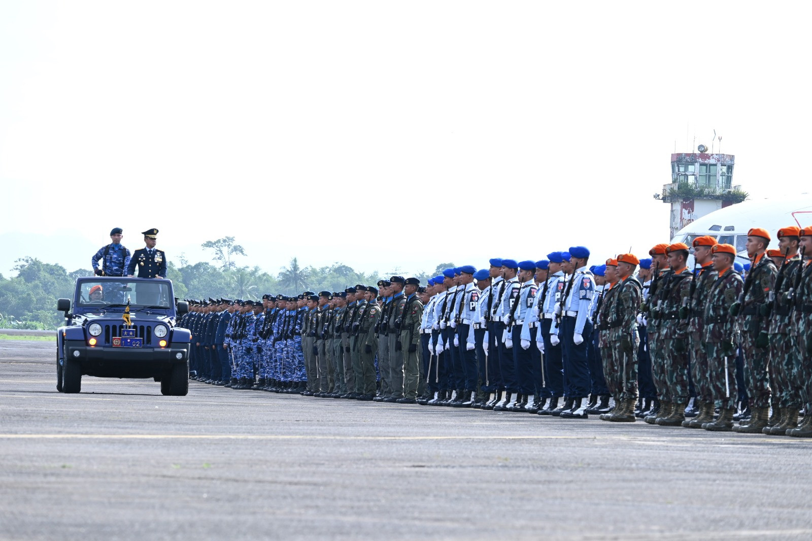 Personel TNI Angkatan Udara Gabungan Makassar Gelar Upacara Peringatan HUT Ke-79 TNI AU