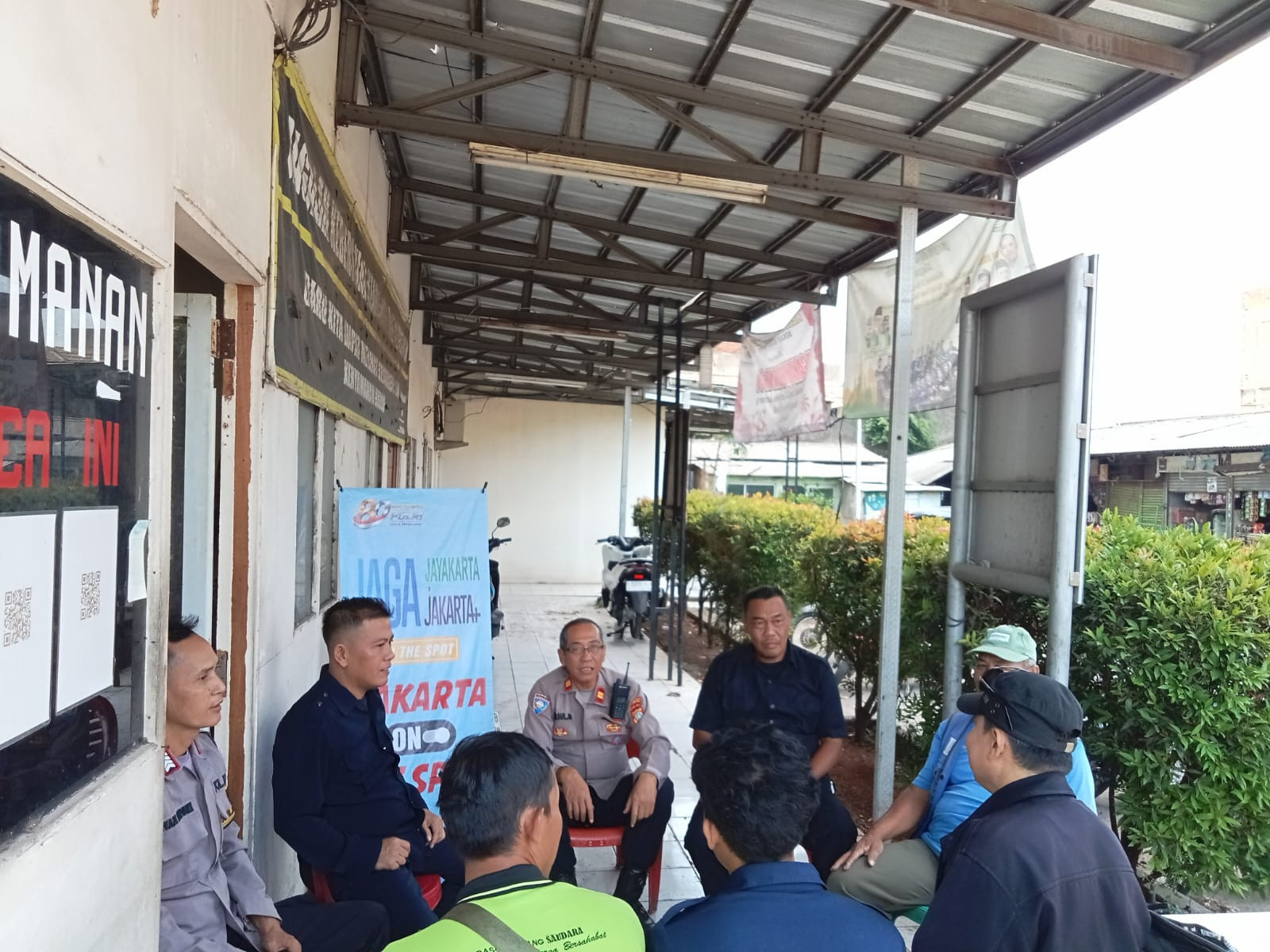 Polsek Bekasi Barat Gelar Jakarta On The Spot di Pasar Sumber Arta, Ajak Warga Cegah Tawuran dan Judi Online