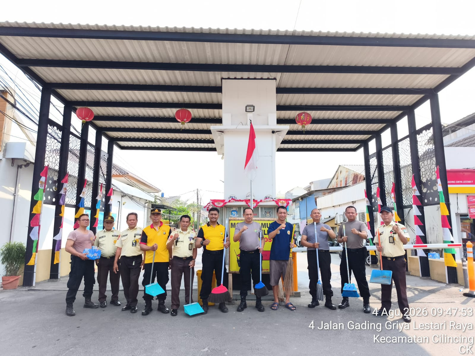 Polsek Cilincing Bersama Warga Sukapura Gelar Kerja Bakti, Percantik Gerbang RW 012
