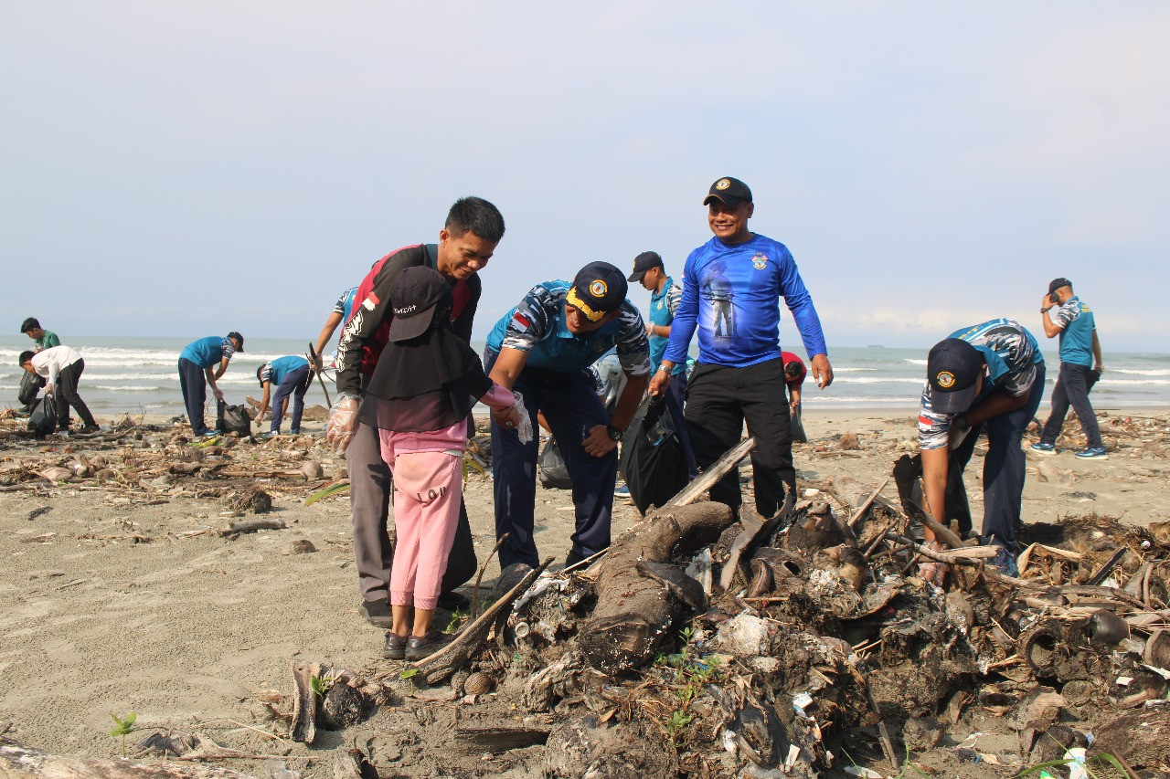 Danlanal Bengkulu Dukung Penuh Aksi Bersih Pantai Yang Digelar Bencoolen Mall