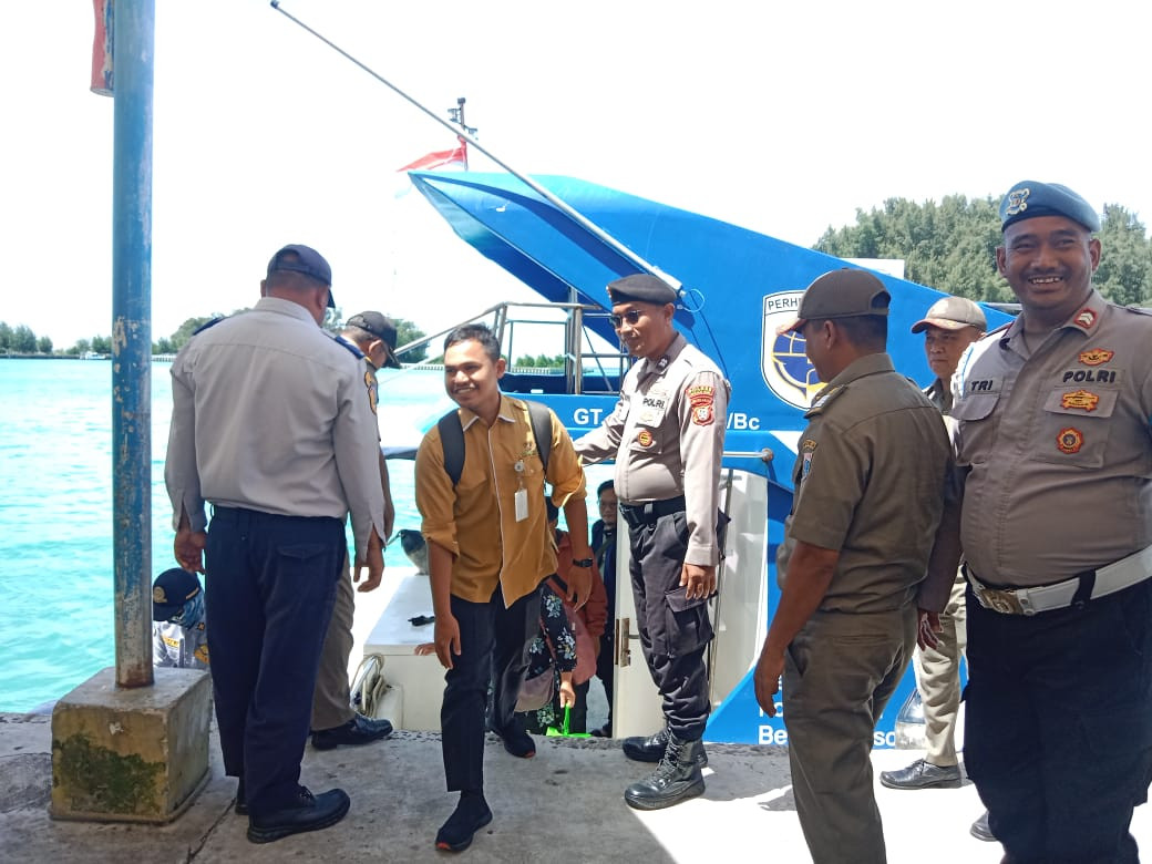 Polisi Baik Polsek Kepulauan Seribu Utara Bantu Penumpang di Dermaga Pulau Kelapa