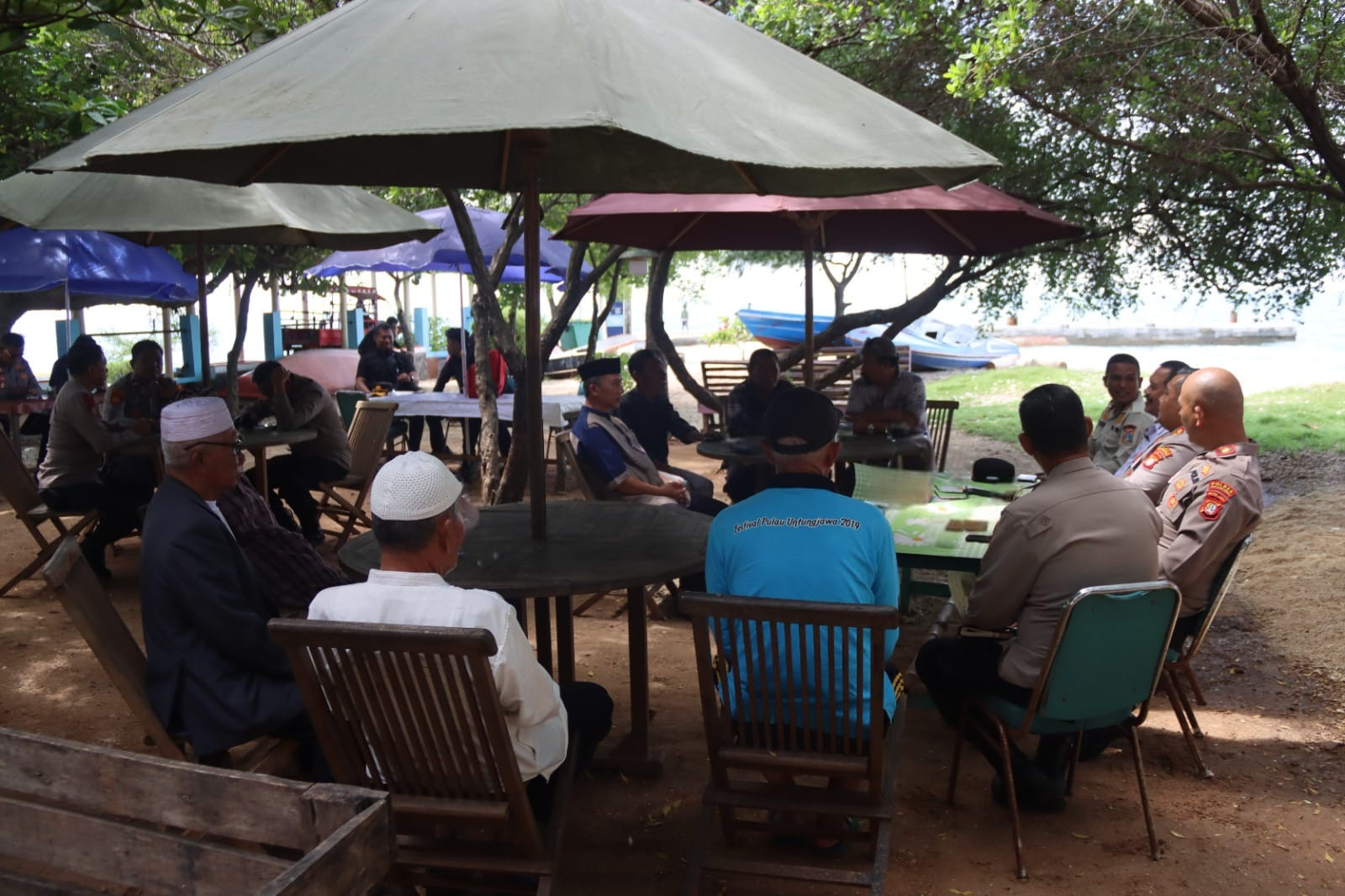 Kapolres Kepulauan Seribu Gelar Jumat Curhat di Pulau Lancang, Dengarkan Keluhan Warga dan Imbau Jaga Kamtibmas