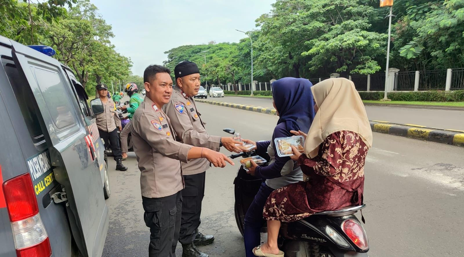 Polsek Medan Satria Bagikan 100 Paket Ta’jil kepada Masyarakat di Bulevar Harapan Indah