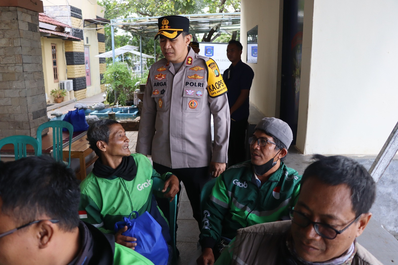 Jumat Peduli di Marina Ancol, Polres Kepulauan Seribu Bagikan Pemeriksaan Kesehatan dan Sembako untuk Ojol