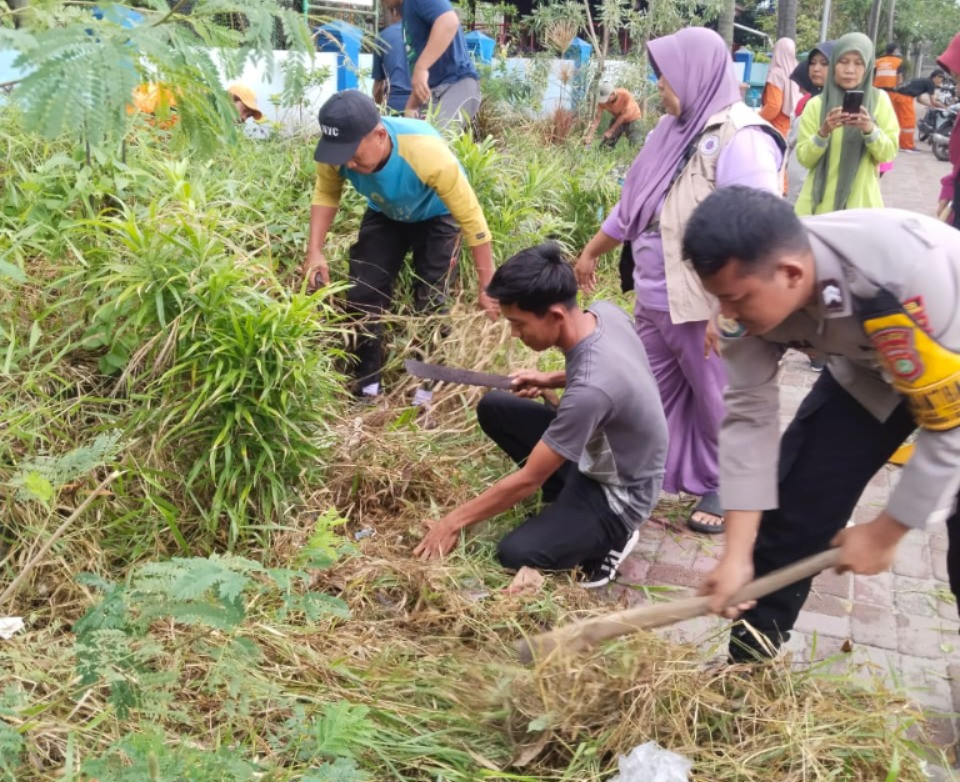 Bhabinkamtibmas Pulau Tidung Briptu Andika Fajar Turut Serta dalam Kerja Bakti Bersama Warga