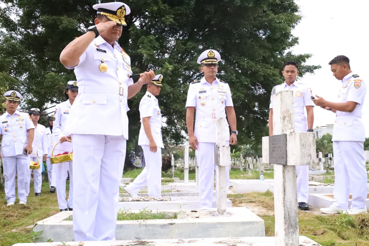 Sambut Hari Jadi Ke- 80 TNI AL, Kodaeral I Laksanakan Ziarah Rombongan ke TMP Bukit Barisan