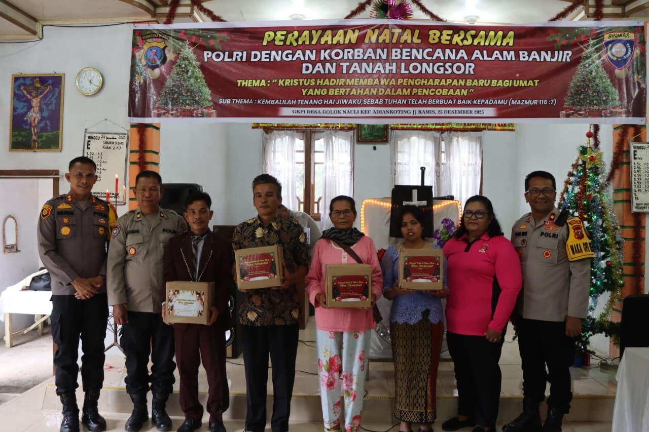 Polres Tapteng Rayakan Natal 2025 Bersama Pengungsi Korban Bencana di GOR Pandan