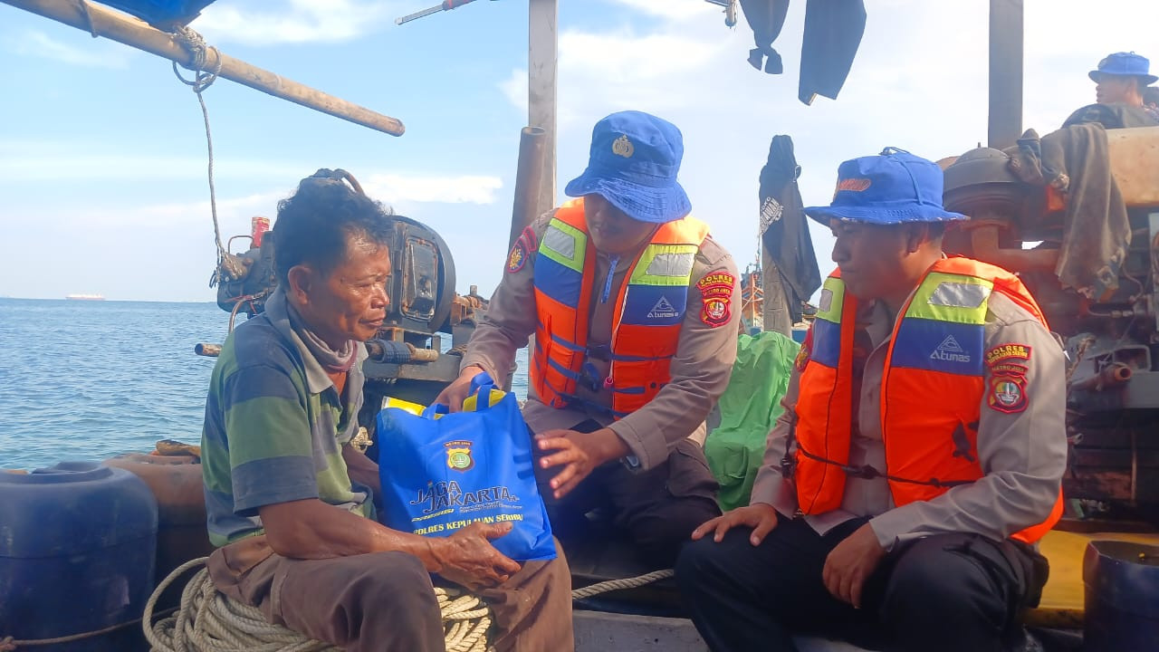 Patroli Satpolairud Polres Kepulauan Seribu Sosialisasikan Keamanan Laut dan Layanan Darurat 110