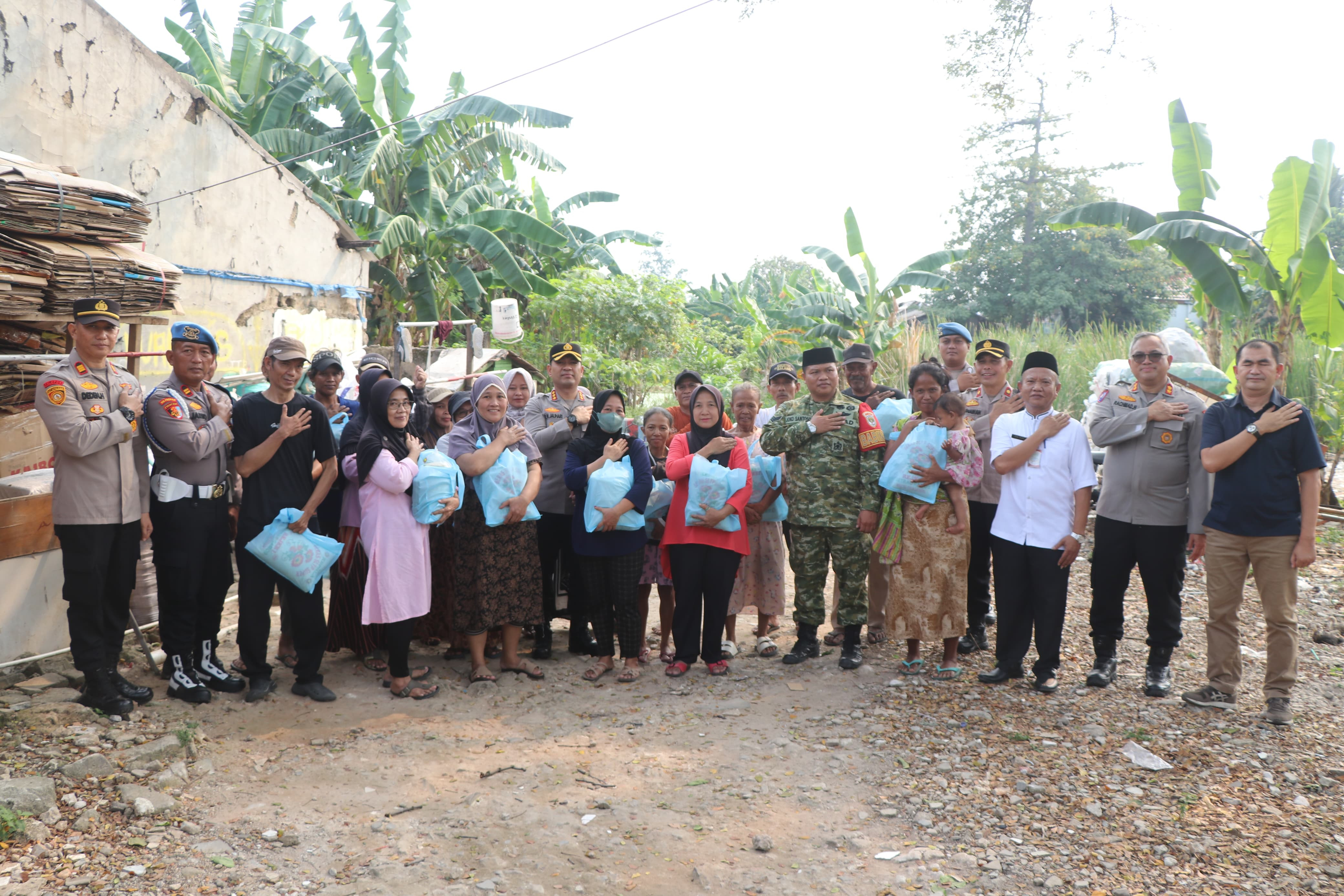 Datangi Permukiman Warga di Poris Gaga, Kapolres Bagikan Bansos dan Ajak Masyarakat Jaga Kamtibmas