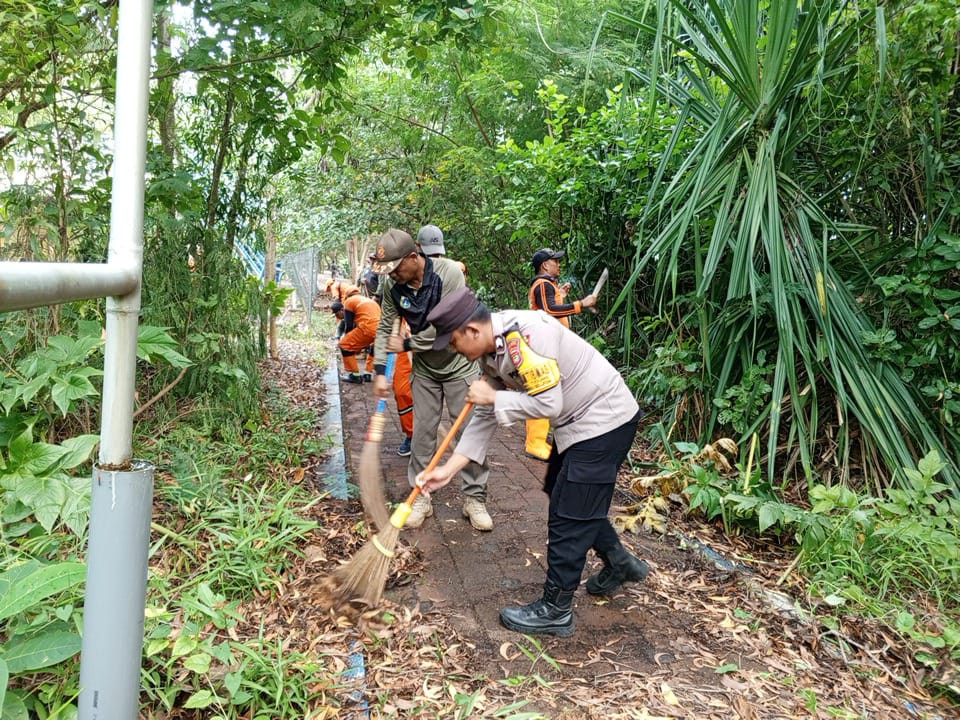 Bhabinkamtibmas Pulau Tidung Hadiri Kegiatan Perapihan Lokasi Pulau Tematik "Pulau Kucing" Bersama PLT Bupati dan Sejumlah Pejabat Terkait