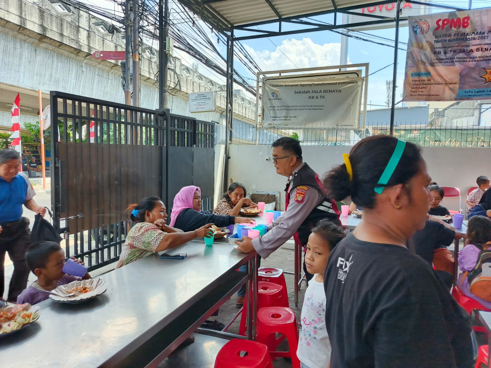 Polsek Metro Penjaringan Tebar Kepedulian, Bagikan Makanan Gratis untuk Warga di Bandengan Utara