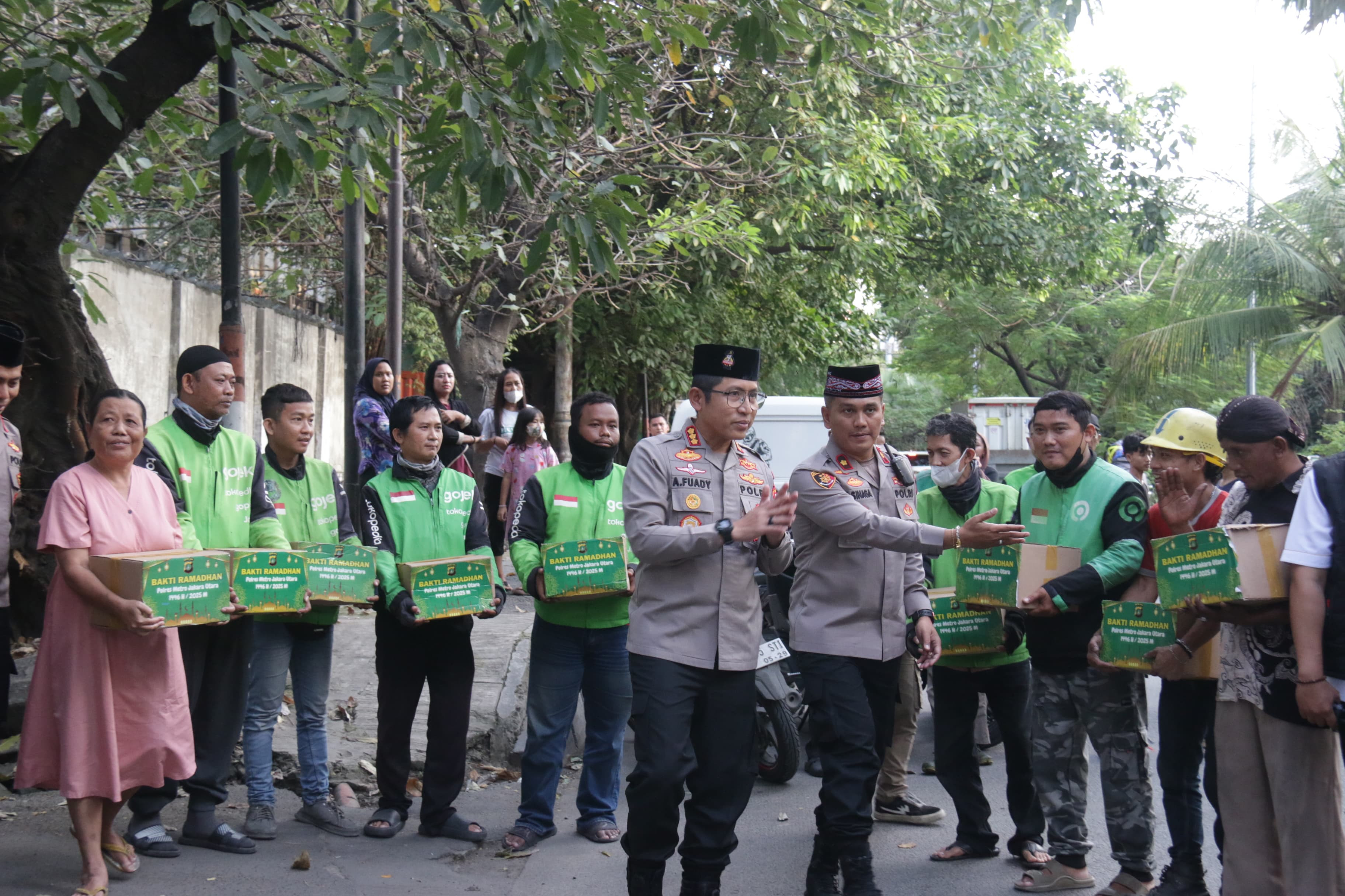 Kapolres Metro Jakarta Utara Gelar PAM Pasar Takjil dan Bakti Sosial di Pademangan