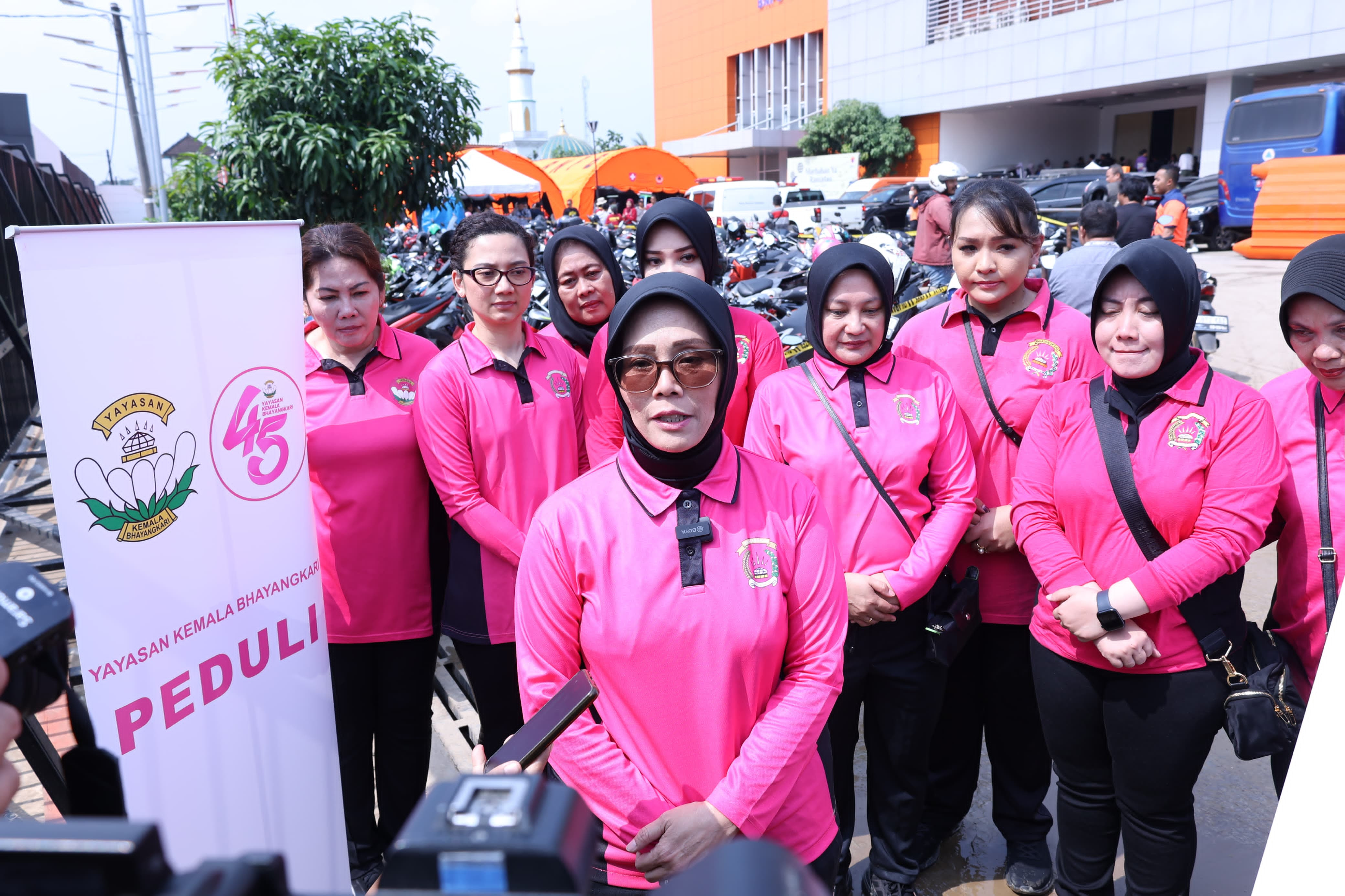 Yayasan Kemala Bhayangkari & Polres Metro Bekasi Kota Ulurkan Bantuan untuk Korban Banjir di Bekasi