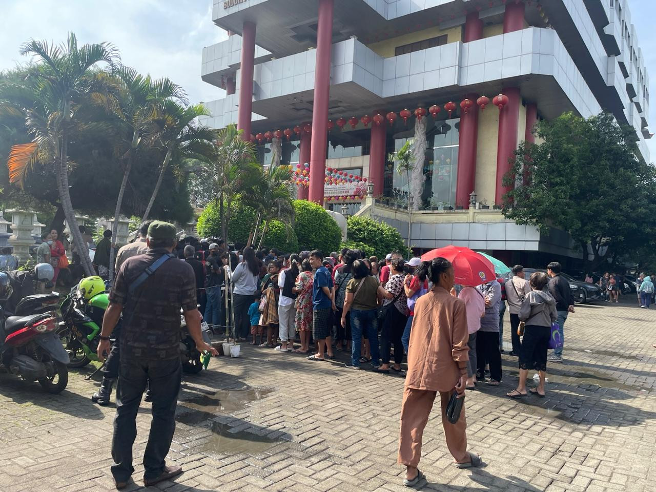 Ribuan Warga Terima Bingkisan Cinta Kasih Imlek di Pademangan, Polisi Pastikan Kegiatan Aman dan Kondusif