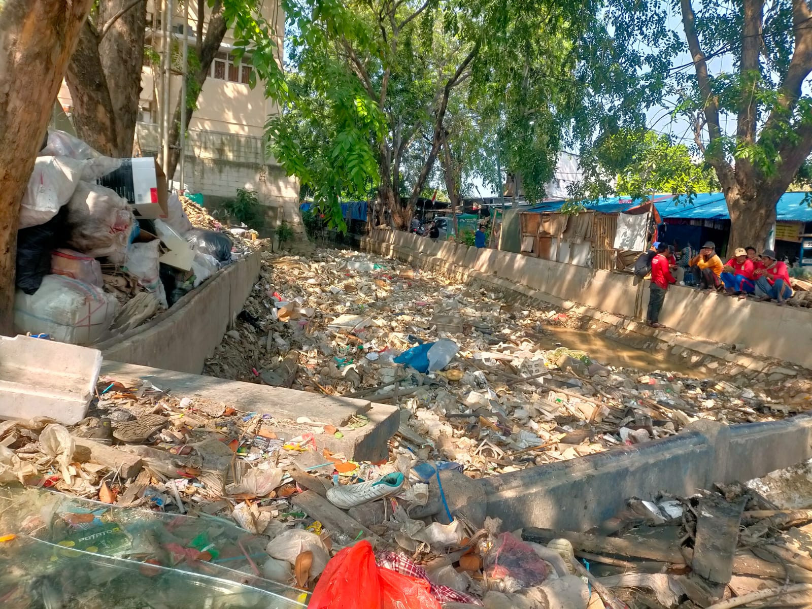 BHABINKAMTIBMAS KELURAHAN PEJUANG BERSAMA BMSDA LAKSANAKAN PEMATUAN DAN PEMBERSIHAN SUNGAI KAPUK