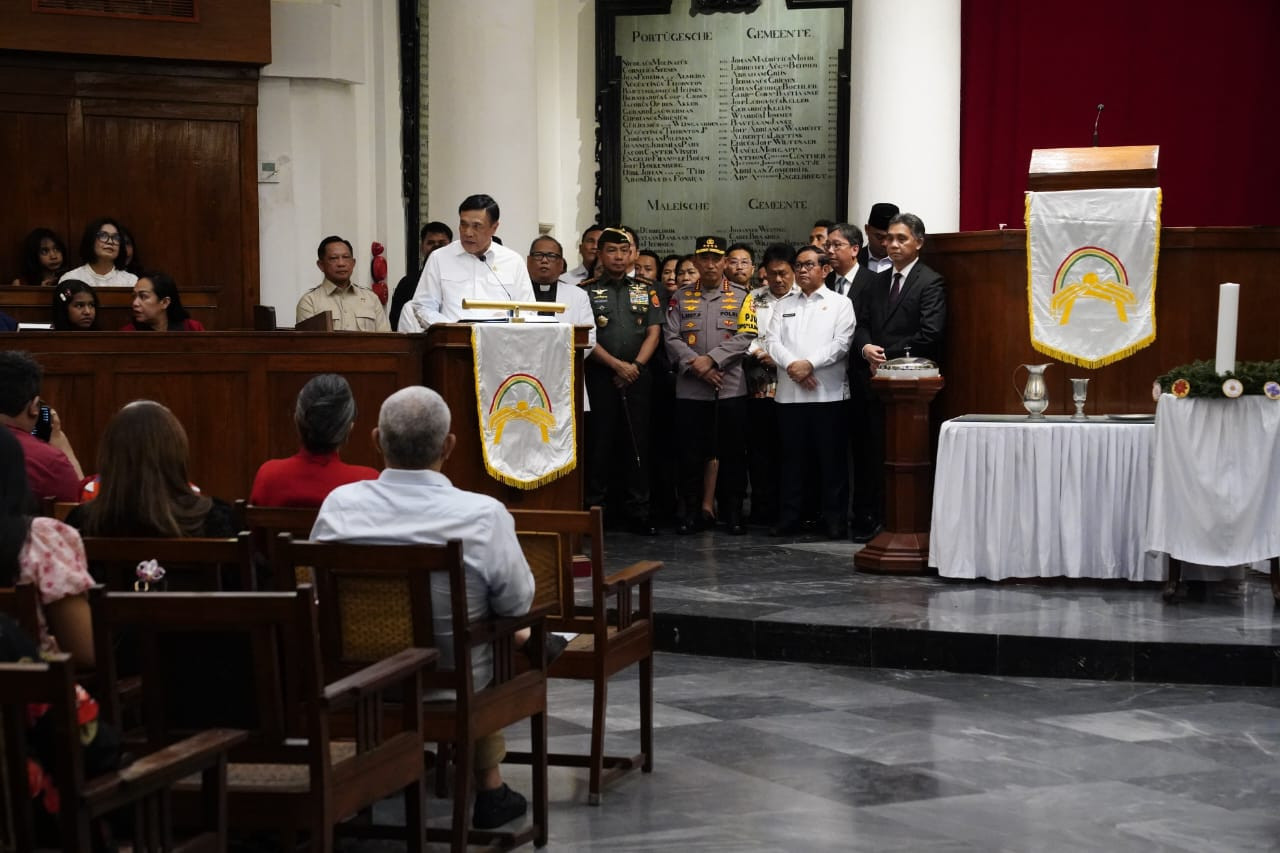 Panglima TNI Dampingi Menko Polkam Tinjau Pengamanan Gereja Jelang Natal 2025