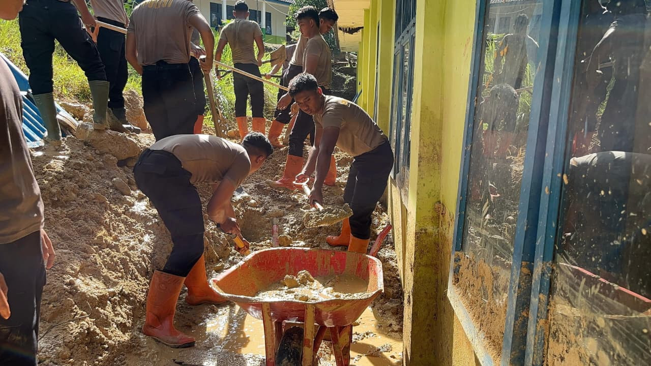 Brimob Polda Sumut Bersihkan Lumpur di SMP Negeri 2 Pandan Nauli Pascabencana