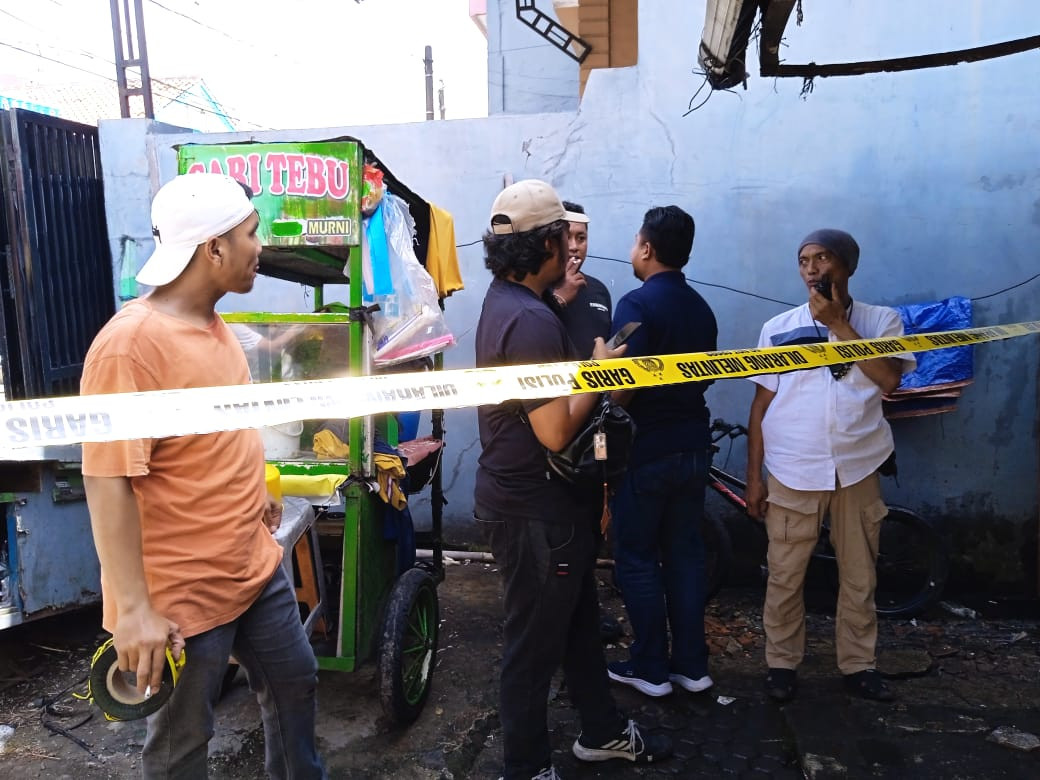 RESPON CEPAT POLSEK KOJA TANGANI KEBAKARAN RUMAH KONTRAKAN DI LAGOA