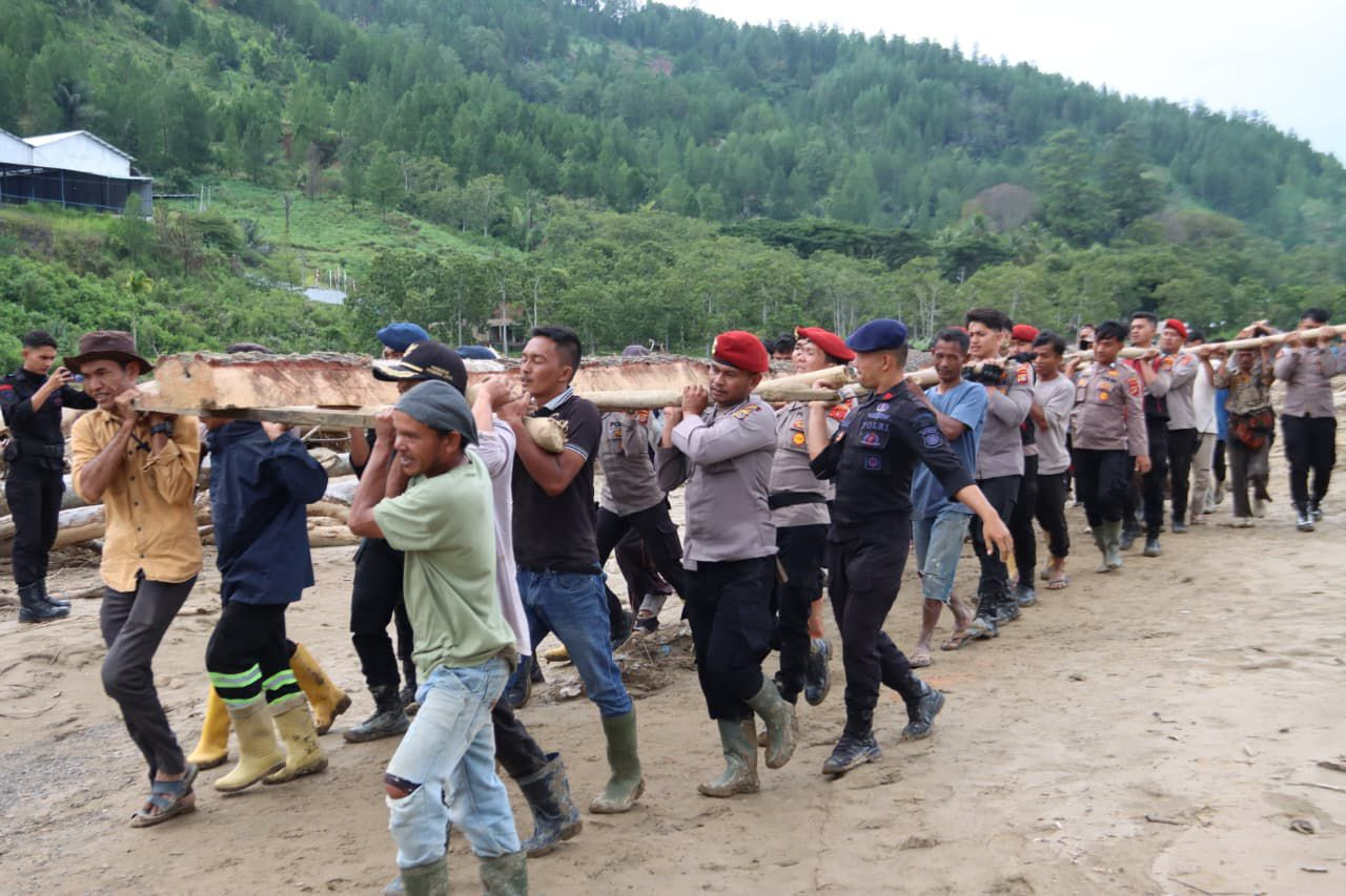 Polres Gayo Lues, Polsek Rikit Gaib dan Brimob bersama Warga Gotong Royong Siapkan Jembatan Darurat Pasca Banjir Bandang di Penomon Jaya