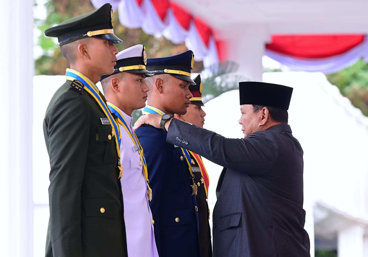 Panglima TNI Hadiri Upacara Prasetya Perwira (Praspa) TNI dan Polri Tahun 2026 di Istana Negara