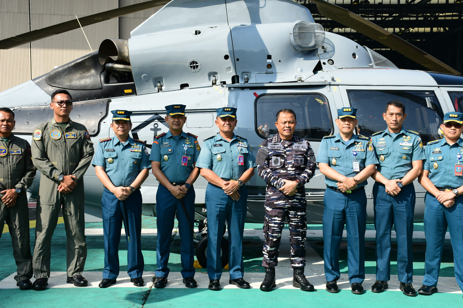 Komandan Lanal Bandung Hadiri Ferry Flight Helikopter AKS A5565MBE Serial Number 7022 dari PT. Dirgantara Indonesia Bandung Menuju Pusat Penerbangan TNI Angkatan Laut Surabaya