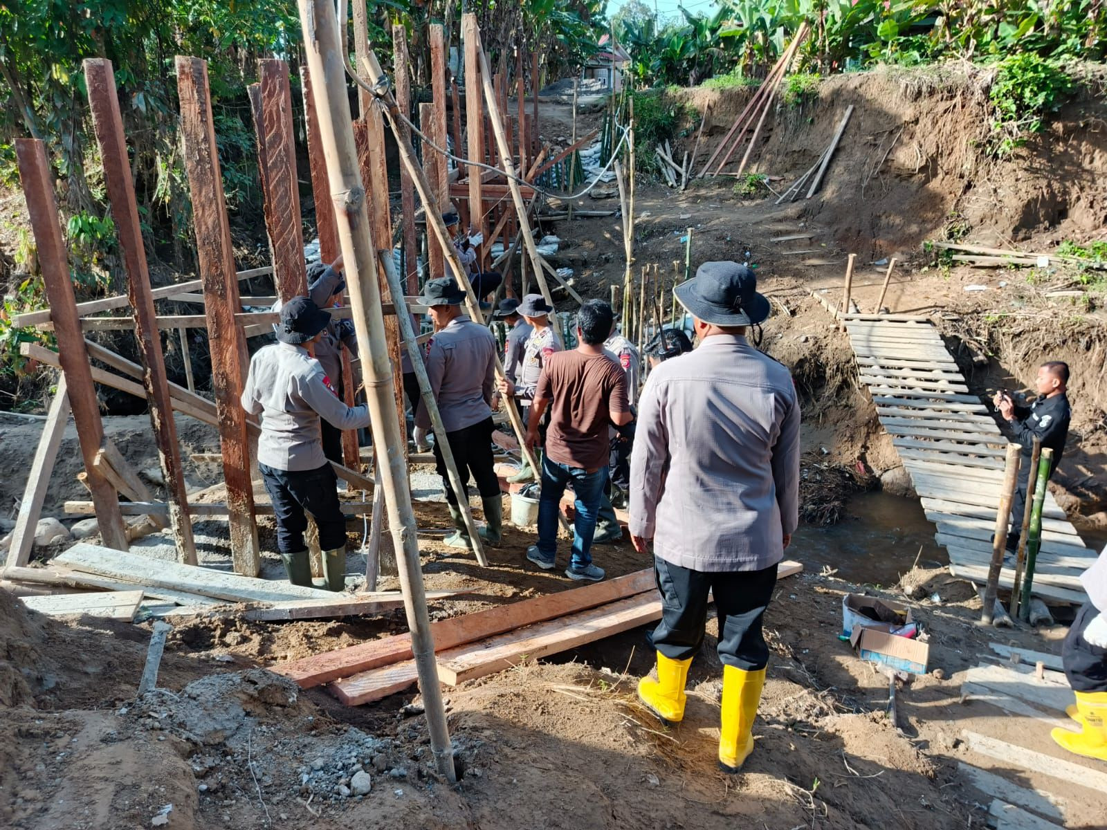 Brimob Polda Sumbar Rampungkan Jembatan Darurat, Mobilitas Warga Kataping–Sungai Buluah Kembali Normal