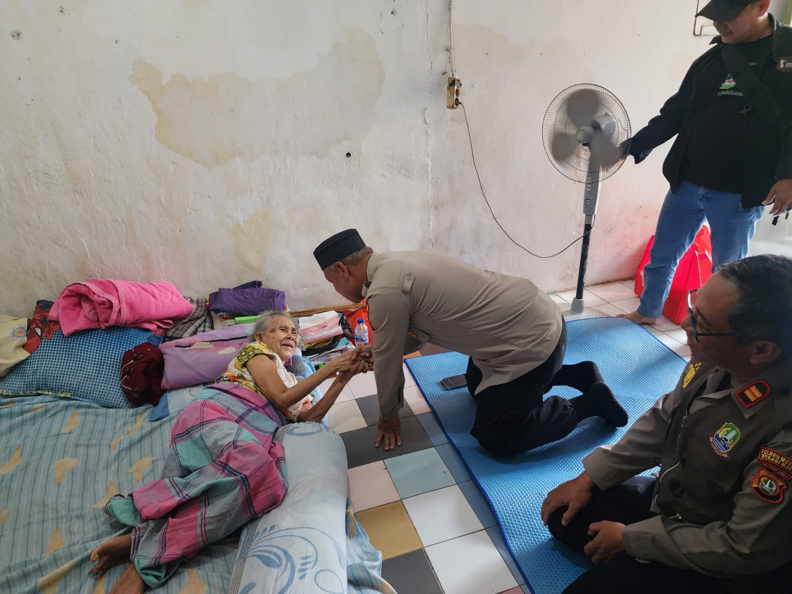 Kapolsek Bekasi Barat Kunjungi Warga Sakit, Wujudkan Kepedulian Sosial
