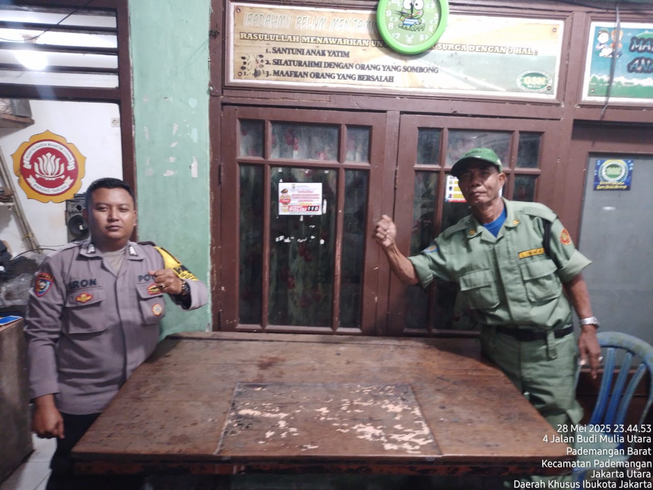 Polsek Pademangan Sosialisasikan Layanan Polisi 110 dan Pasang Stiker di Permukiman Warga