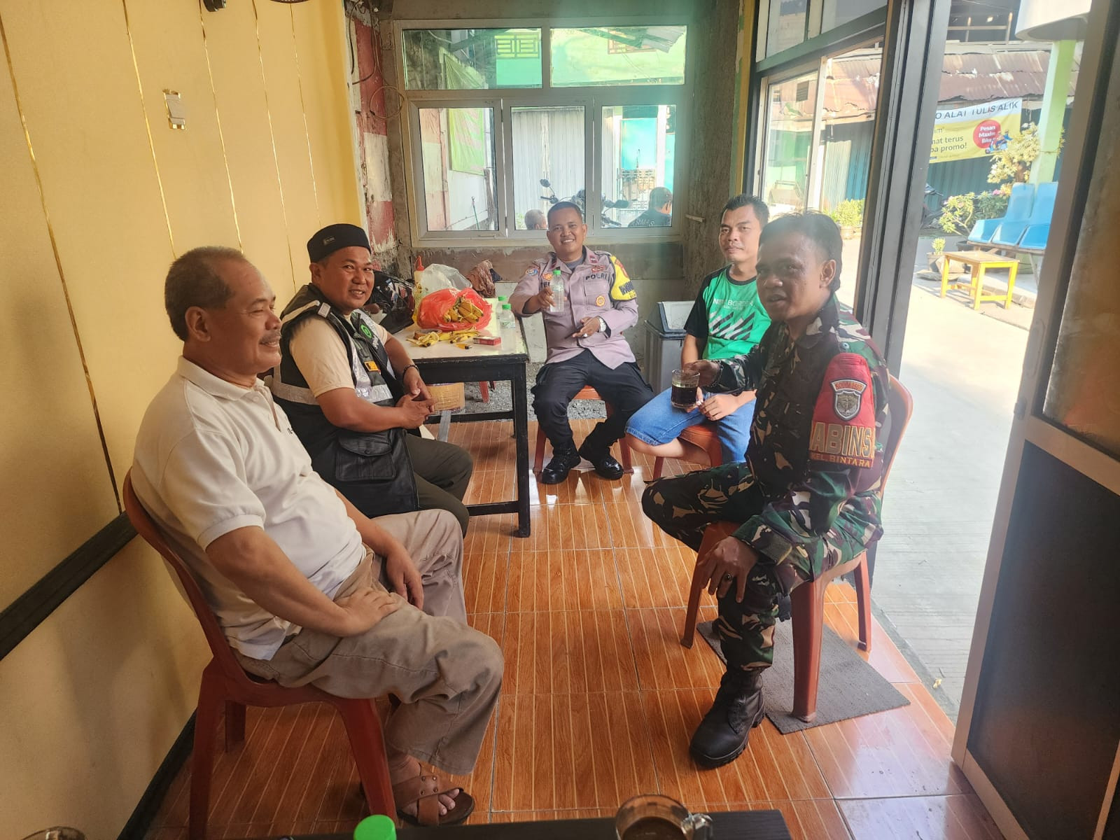 Tingkatkan Keamanan Lingkungan, Bhabinkamtibmas dan Babinsa Patroli Bareng di Bekasi Barat
