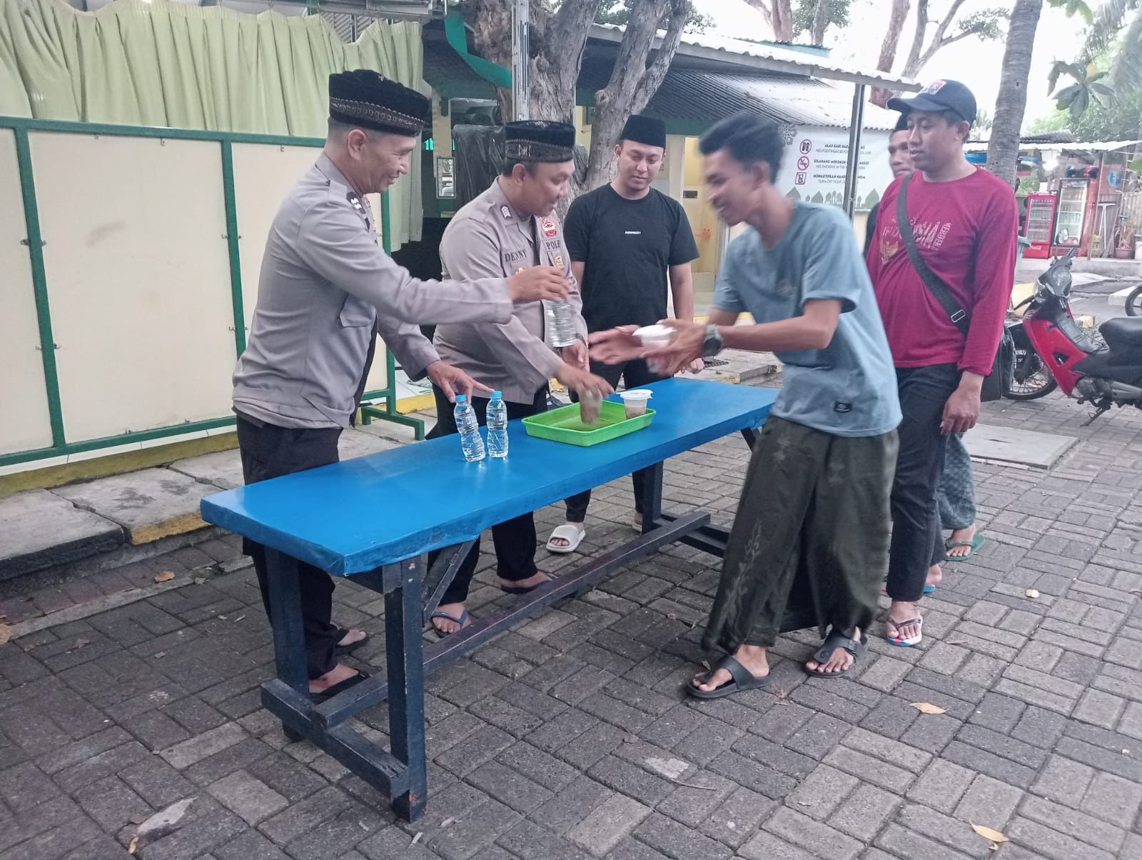 Polres Kepulauan Seribu Bagikan Takjil untuk Warga di Halaman Masjid Baitul Jannah